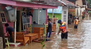 Tanggap Bencana, Personel Kompi 2 Batalyon A Pelopor Evakuasi Korban Banjir Di Bandar Lampung