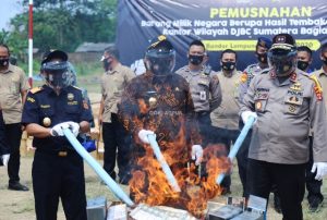 Jaga Masyarakat dari Barang Ilegal, Gubernur Arinal Pimpin Langsung Pemusnahan Tembakau dan Etil Alkohol