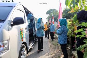 Jaga Disiplin Terapkan Protokol Kesehatan, Ibu Riana Arinal Bagikan Masker kepada Masyarakat Metro dan Lampung Timur