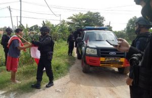 Patroli Brimob Batalyon A Pelopor Mengimbau dan Mengajak  Mengibarkan Bendera Merah Putih