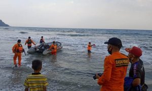 Tim SAR Gabungan Melakukan Pencarian 2 Orang Hanyut di Pantai Ketapang Limau Tanggamus