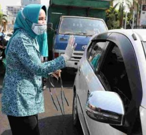 Riana Sari Bagi-Bagi Masker Gratis di Tugu Gajah