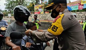 Serentak, Polres Tanggamus, TNI dan Forkopimda Bagikan Seribu Masker