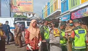 Gebrak Masker Tanggamus, Wakapolres berama Bupati Bagikan di Pasar Gisting