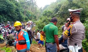 Penggal Jalan Batu Kramat Longsor, Polres Tanggamus Himbau Kendaraan Masuk Kantong Parkir