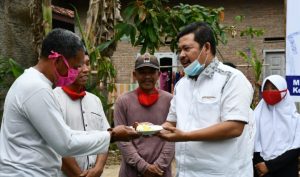 Potong Tumpeng, M. Nasir Resmikan Lapangan Bulu Tangkis di Sukaraja, Gedongtataan