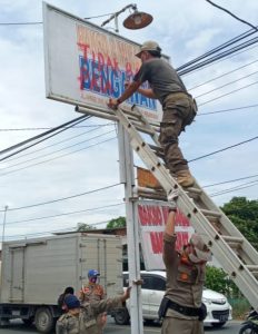 Bapenda Pesawaran Tertibkan Reklame Tak Bayar Pajak!