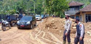 Pasca Longsor, Jalinbar Semaka Terbuka, Polres Tanggamus Himbau Kendaraan Berat Tidak Melintas