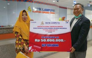 Direktur Bisnis Bank Lampung Serahkan Hadiah ke Pemenang Undian Simpeda BPDSI