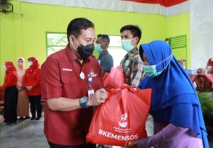 Dampingi Grace Batubara, Kadis Sosial Provinsi Lampung Salurkan Bantuan Sembako Untuk Masyarakat Lampung Tengah