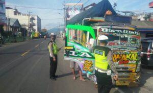 Sat Lantas Polres Tanggamus Amankan Truck Oleng Berikut Sopir dan Pembuat Videonya