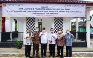 Manajemen Bank Lampung Serahkan CSR ke Pemkab Lampung Barat