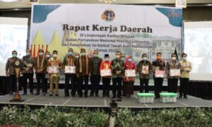 Sekda Provinsi Lampung Hadiri Penyerahan Sertifikat Jalan Tol