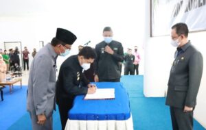 Sekda Lampung Hadiri Serah Terima Nota Pelaksana Tugas Pjs. Bupati Pesisir Barat