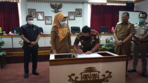 Kejari Serahkan 40 Sertifikat Perumahan GAN Tanggamus kepada Bupati