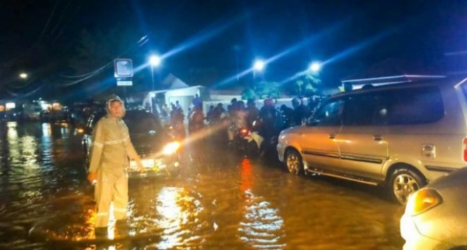 Diguyur Hujan Deras, Jalan Gedongtataan Kebanjiran