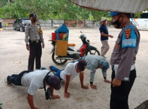 Tegakkan Prokes, Polsek Padang Cermin – TNI Gelar Operasi Yustisia di Pantai Mahitam