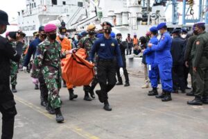 KN Alugara & KRI Tenggiri Bawa Body Remain