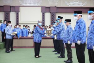 Wagub Lampung Chusnunia Chalim Serahkan 8 Surat Tugas Plh Kada di Lampung