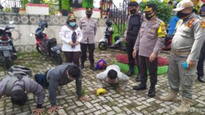Satgas Covid Tanggamus Tindak Ratusan Orang di Rest Area Gisting dan Bagikan Masker