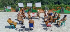 Jaga Imun Pegawai, Kadis PMPTSP Pesawaran Rapat Mingguan Dibawah Terik Matahari