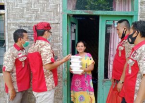 GML Metro Peduli Sesama! Bagi-Bagi Makanan Hingga Himbau Masyarakat Tidak Buang Sampah Sembarangan