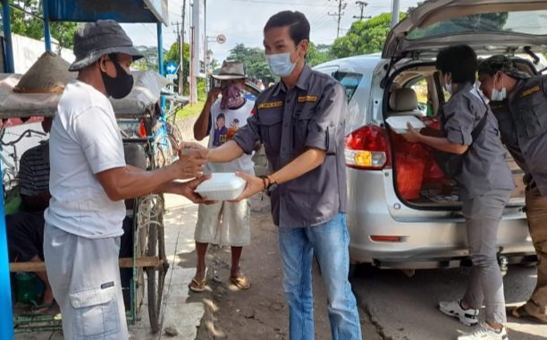 Peka Sosial, SMSI Metro Bagi Nasi Kotak