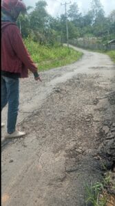 Duh, Baru 2 Bulan Dikerjakan, Jalan Hotmix di Desa Tanjung Agung Pesawaran Rusak Parah