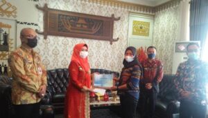 Bupati Tanggamus Beri penghargaan Halimah, Guru PAUD di Daerah Terpencil
