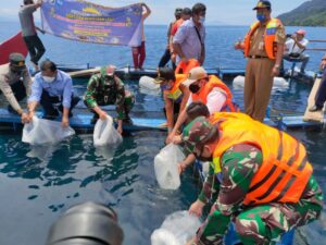 Kunker ke Tanggamus, Danrem Lakukan Tebar Benih Karapu di Karamba Masyarakat
