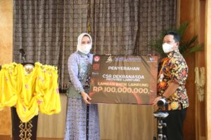 Serahkan CSR, Bank Lampung Dukung Pengrajin Batik Lampung