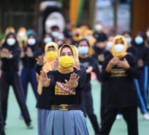 Riana Sari Senam Pagi Bareng Keluarga Besar SMAN 1 Bandarlampung