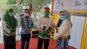 Sambangi SMPN 2 Bandarlampung, Riana Sari Kasih Tali Asih ke Guru