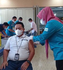 Pegawai Bank Lampung Suntik Vaksin Covid-19 Tahap I