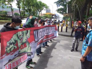 Forum Masyarakat Anti Ketidakadilan Demo OJK