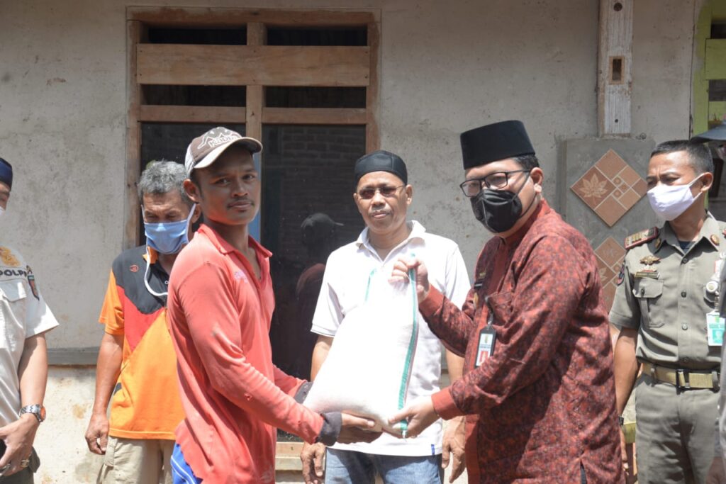 Pemkab Pesawaran Kasih Bantuan Ke Warga Korban Puting Beliung