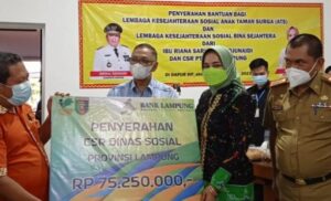 Riana Sari Arinal Terima CSR Bank Lampung 2021