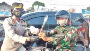 Momen Hari Kartini, Polwan Polres Tanggamus Berbagi Takjil di Kota Agung