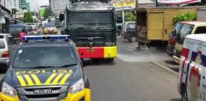 Polres Bersama Satgas Covid Semprot Disinfektan Pasar Kota Agung dan Gisting