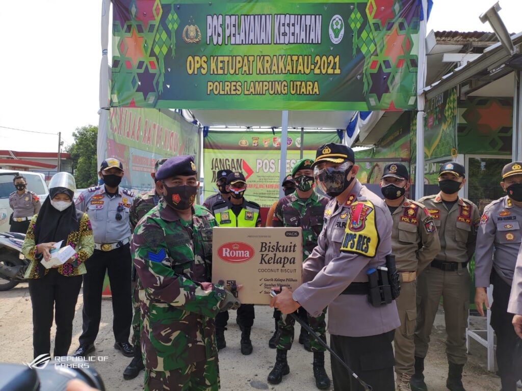 Waka Polda Lampung Sambangi Pos Pengamanan Operasi Ketupat Krakatau 2021 di Simpang Propau, Lampung Utara