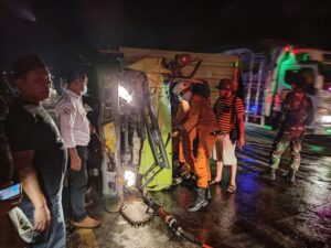 Truck Terguling, Jayadi Warga Indramayu Jabar Dievakuasi Tim Gabungan
