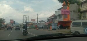 Terbakar! Satu Sepeda Motor Terbakar di Pertigaan Lampu Merah Sukabumi Bandar Lampung. Beruntung Suami, Isteri dan Anak Selamat