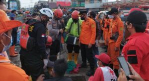 Basarnas Lampung Bersama Tim SAR Gabungan Cari Anak Hanyut di Saluran Air Pasar Tugu Bandar Lampung