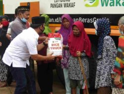 Wahrul Fauzi dan ACT Bagi-Bagi Beras Gratis