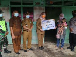 Bupati Tanggamus serahkan Bantuan Bedah Rumah
