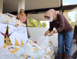 Riana Sari Arinal Bagikan 100 Paket Sembako