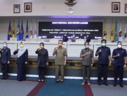 Rapat Paripurna DPRD, Fahrizal Darminto Serahkan Nota Keuangan APBD Perubahan Provinsi Lampung 2021 ke Ketua DPRD Lampung