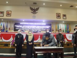 Rapat Paripurna, Ketua DPRD – Gubernur Lampung Teken Raperda APBD P 2021