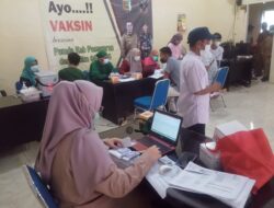 Vaksinasi Massal, Warga Desa Gebang, Teluk Pandan Antusias!