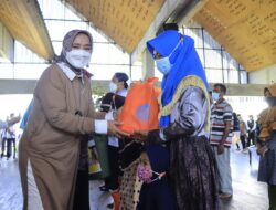 Kunker ke Tubaba, Ketua TP PKK Lampung Bantu Anak dari Keluarga Korban Covid-19